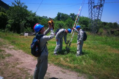 湖北電力：高溫下巡線，為軍運會保駕護航