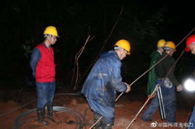 110千伏電桿傾斜，衡陽(yáng)輸電檢修公司進(jìn)行加裝內(nèi)角拉防倒桿措施