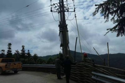 新邵供電公司潭府所組織人員進(jìn)行線路巡視，消除設(shè)備隱患