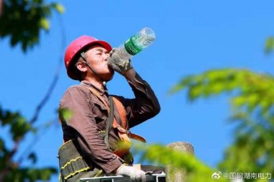壽縣供電公司頂著38度高溫桿上作業(yè)，改造低壓線路