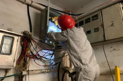 衡東縣供電公司更換故障燒壞表計兩塊，確保計量抄表準(zhǔn)確無誤