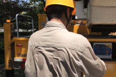 婁底供電公司對城北I線23號桿進(jìn)行帶電更換隔離開關(guān)