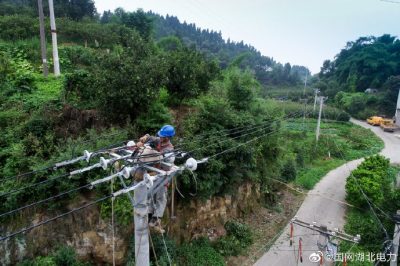 架設(shè)0.4kV低壓線路，改造老舊變壓器和線路
