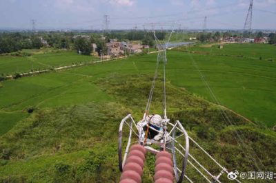 帶電作業(yè)檢修輸電線路，處理導(dǎo)線引流板發(fā)熱問題