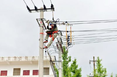 在烈日下登桿作業(yè)，更換10千伏線路懸式絕緣子