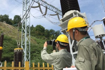 湖北黃龍灘電廠220kV開關(guān)站里值班員對設(shè)備進(jìn)行測溫