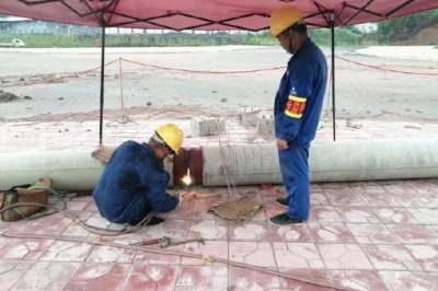 資陽供電公司奔忙在各個工程施工現(xiàn)場，上可以電桿架線，下可以做拉線