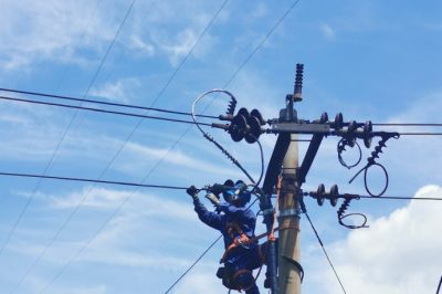 供電公司鹽邊公司開展新建線路鐵塔組立、架空線路改接電纜等工作