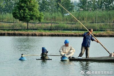 前鋒鎮(zhèn)供電所帶工具到養(yǎng)殖戶家?guī)椭渑懦龣C(jī)器故障，受到養(yǎng)殖戶的感謝
