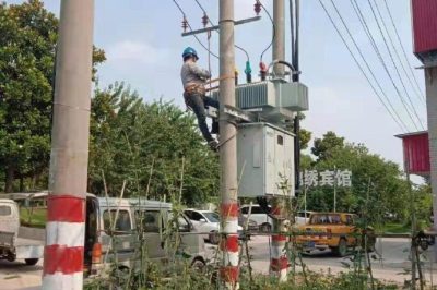 淮安淮陰營北供電所組織人員進(jìn)行變壓器調(diào)檔工作，確保用戶在炎炎夏日當(dāng)中用上放心電、舒心電