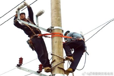盱眙縣供電公司架設排澇站配電臺架、安裝配電變壓器