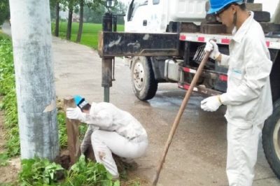 胡寨供電所對10KV105線路101、102#被暴雨沖斜的電桿進行扶正