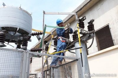 張家港市供電公司在35千伏慶余變?yōu)?號(hào)電容器組修理接觸不良、發(fā)熱的刀閘