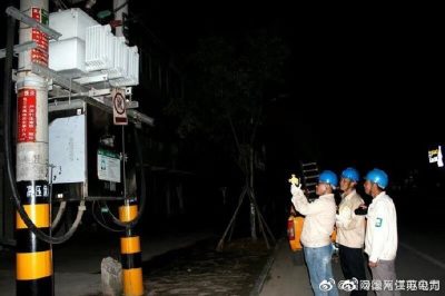 供電所值班員用紅外線測(cè)溫儀測(cè)量八義集鎮(zhèn)街道8#變壓器器身、電纜接頭等處溫度