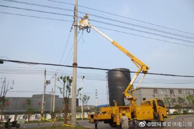 10千伏線路帶電作業(yè)，保障太平紙業(yè)公司夏季可靠供電