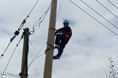 溧水區(qū)供電公司東屏供電所增加搶修人員，確保用戶清涼度夏