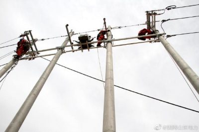 10千伏創(chuàng)業(yè)園國網(wǎng)利津縣供電公司工作人員登桿升級(jí)線路，供電安全穩(wěn)定