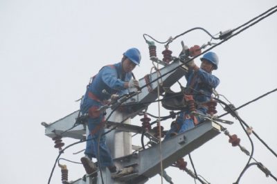 10千伏線路遷改，新立鋼管塔2基，架設(shè)絕緣導(dǎo)線300米，敷設(shè)過(guò)路高壓電纜160米