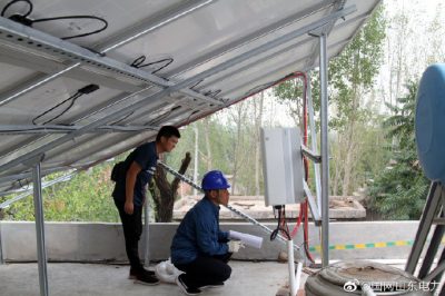 電力小哥們定期對光伏用戶上門走訪，保障光伏發(fā)電設(shè)備使用安全