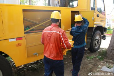 帶電作業(yè)在10千伏單廟線安裝分界開關，提升供電可靠性