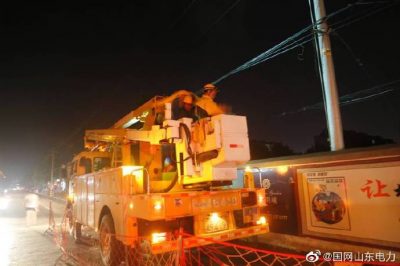 10千伏王石線開展檢修作業(yè)，新上400千伏安箱變一臺