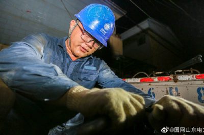 完成兩套懸式絕緣子、一套直線瓷瓶更換及緊線工作，保障附近居民用電安全