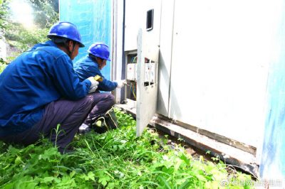 對(duì)韓家洼村的箱變、配電箱、下戶線及家庭用電開展檢查診治
