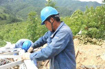棲霞市供電公司對桃村T接廟后段線路22號鐵塔進(jìn)行組塔作業(yè)