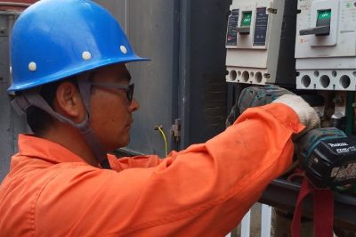 國網任丘市供電公司：電力小哥對10千伏西油5886線路94號臺區(qū)供電故障進行檢修
