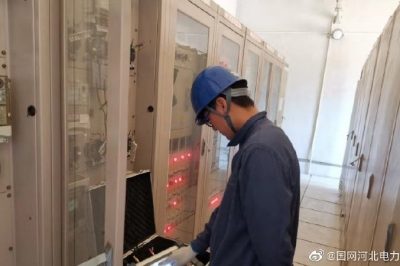 持續(xù)高溫雷雨天，傾盆暴雨嘩嘩下，供電職工檢修忙