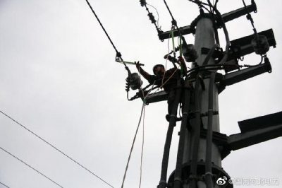 高溫下架設(shè)線路，確?？蛻艏皶r用電
