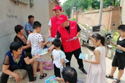 深入轄區(qū)村莊，向留守老人、兒童講解暑期安全用電常識(shí)，增強(qiáng)他們的安全用電意識(shí)