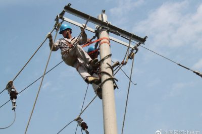 頭頂炎炎烈日對10千伏線路進行改造，保障客戶用電