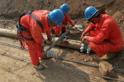 10千伏線路進(jìn)行更換電桿，強(qiáng)化電網(wǎng)承載能力