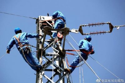新樂(lè)市供電公司冒高溫35千伏線路切改