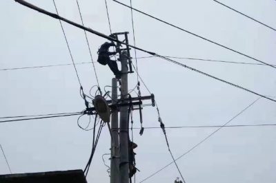 更換絕緣導線，拆除舊電桿，心里電桿，有效降低線路損耗