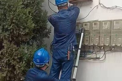 漳縣供電公司在北孔村整理村內(nèi)線路，使村民用上安全電