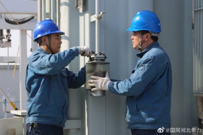 海興縣供電公司對(duì)變電站站內(nèi)設(shè)備進(jìn)行巡視，及時(shí)消除安全隱患