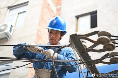 定州市供電公司為用戶(hù)更換低壓接戶(hù)線(xiàn)，確保電力可靠到戶(hù)