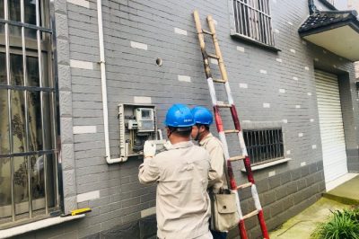尚湖供電所對冶塘和平18號、華都2號配變等臺區(qū)開關(guān)箱、接戶線、用戶表箱進(jìn)行巡檢