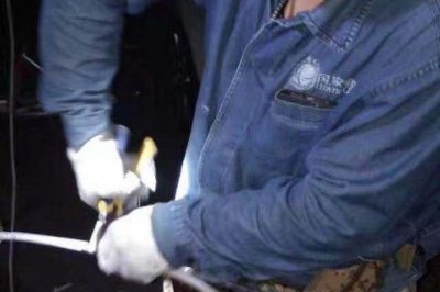 西安供電公司增援搶修因過負(fù)荷桿上出線燒斷，及時恢復(fù)供電