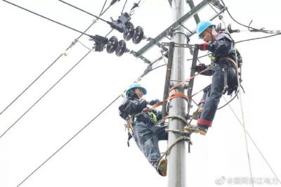 國網(wǎng)龍泉市供電公司：冒雨對10千伏城西線支線1號桿安裝分支開關(guān)，搶修送電