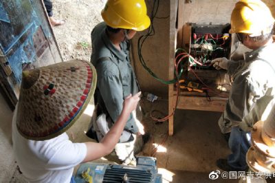 吉安供電公司為永豐縣潭頭當元村村民義務(wù)檢修排灌配電設(shè)備