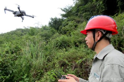 湖北檢修公司通過無人機對500kV龍斗二回線路進(jìn)行盲區(qū)樹障巡視