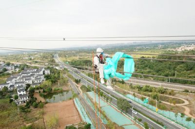 湖北檢修公司帶電作業(yè)去除纏繞在導(dǎo)線(xiàn)間的塑料薄膜