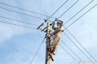 珠江供電所安裝配電柜、施放8米長電纜