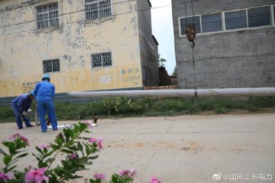 梁山縣供電公司新立電桿6基、新建低壓架空絕緣線0.31千米、新增一臺(tái)400千伏安變壓器