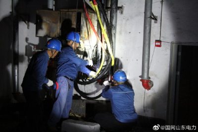 小區(qū)地下停車場處燒毀的電纜進(jìn)行絕緣、防水處理