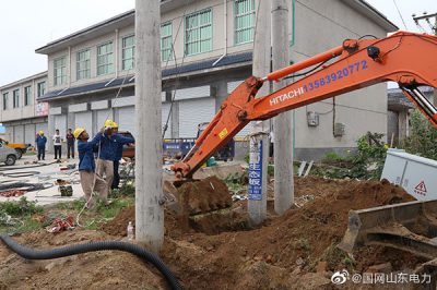 臨沂供電公司更換傾斜老舊線桿 更換絕緣導線