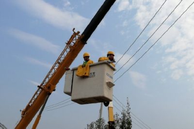 10千伏遲家線49號桿至50號桿之間帶電立桿 架設(shè)一臺(tái)200千伏安變壓器